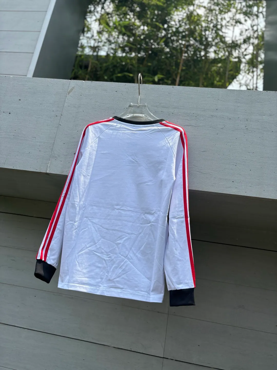 𝟬𝟱𝟰𝟰𝟲#Exclusive real shot/difference between various stolen pictures and online version on the market [𝗮𝗱𝗶𝗱𝗮𝘀 Adidas clover long-sleeved T-shirt, made of soft cotton fabric, skin-friendly, Breathable, super comfortable to wear. ✅Full set of 1:1 customized accessories ➕Customized three-label ➕𝗬𝘂𝗮𝗻 version of the hang tag ➕𝗹𝗼𝗴𝗼 packaging bag🔥 ➕Scan the tag to enter the official website. ✅Top version, ins Xiaohongshu Kuaishou Got something = lots of bloggers are wearing it. ✅Adidas’ absolute Hot Sale star Same Style Details are online, feel free to compare! The iconic clover logo embellishes the chest, highlighting the brand's charm. Fixed color and classic three-bar stripes, classic will never go out of style! Versatile is not picky, the original model is perfect for the upper body, so buy it with your eyes closed! ✅The striped elements on both sides of the sleeves add a sporty and fashionable feel, making it easily adaptable to various sports or daily leisure scenes. Whether you are running for fitness or hanging out on the street, it can keep you full of energy without losing the sense of fashion. ✅Complete sizes to meet the needs of different body shapes! Color; white with red Size S-3XL